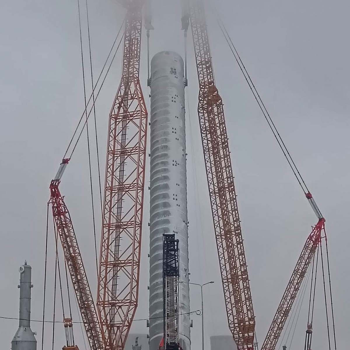 три крана и туман